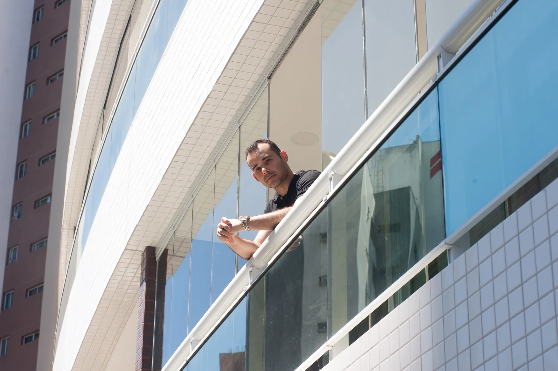 Ambiente elegante com envidraçamento de sacada em Fortaleza